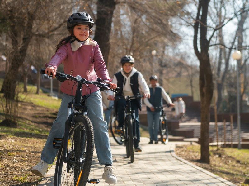Kerékpárral vagy rollerrel a suliba