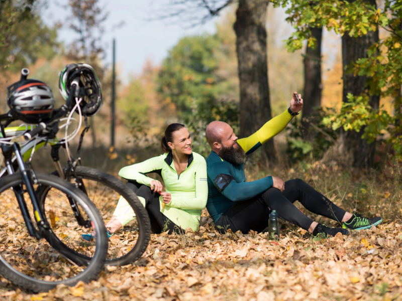 Kerékpárral ősszel: hogyan öltözz rétegesen és kényelmesen a hűvösebb reggeleken?