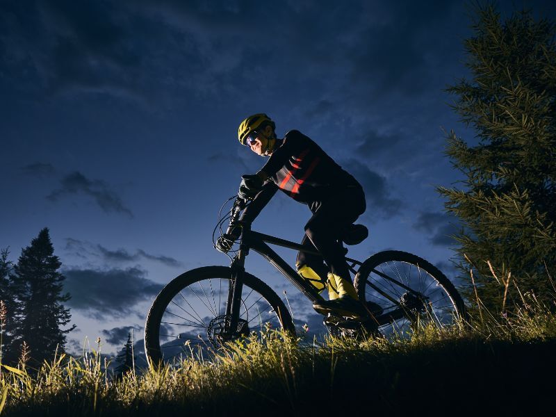 Hogyan kerékpározhatunk biztonságosan sötétben?